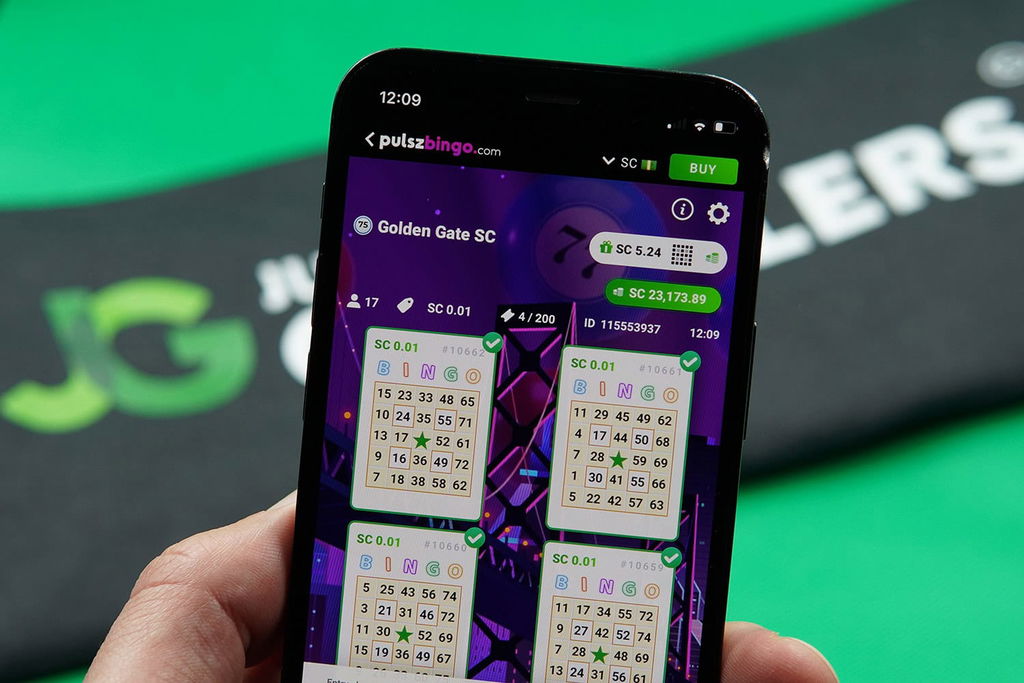 Photo of Patrik Lidin while playing 75-Ball bingo.