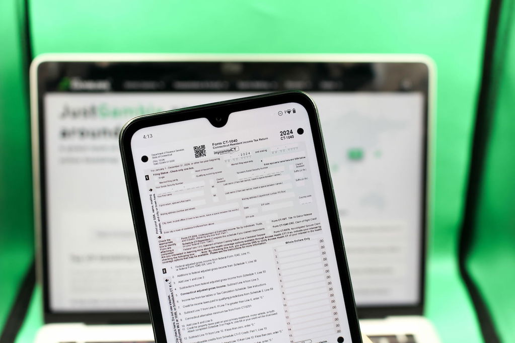 Connecticut online gambling tax guide: photo of the CT-1040 tax form.