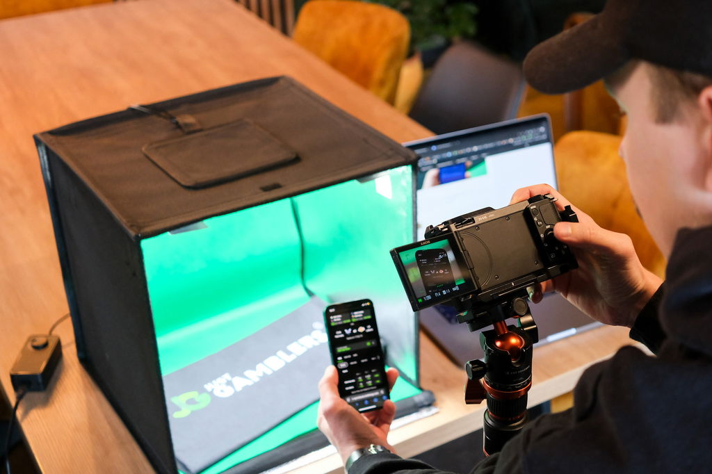 Photo of Patrik Lidin while he is testing and reviewing the DraftKings sportsbook.