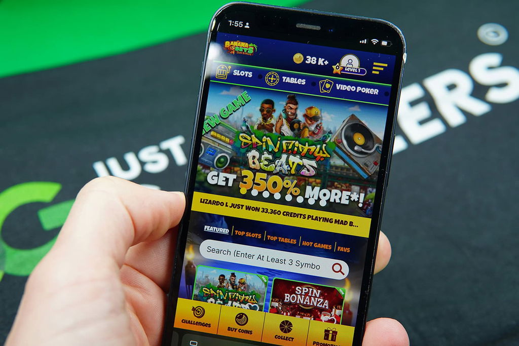 Photo of Patrik Lidin holding an iPhone to show how the BananaBets casino looks.