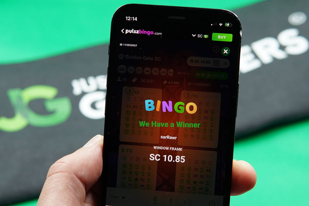 Photo of Patrik Lidin playing Bingo and a player hitting the bingo.