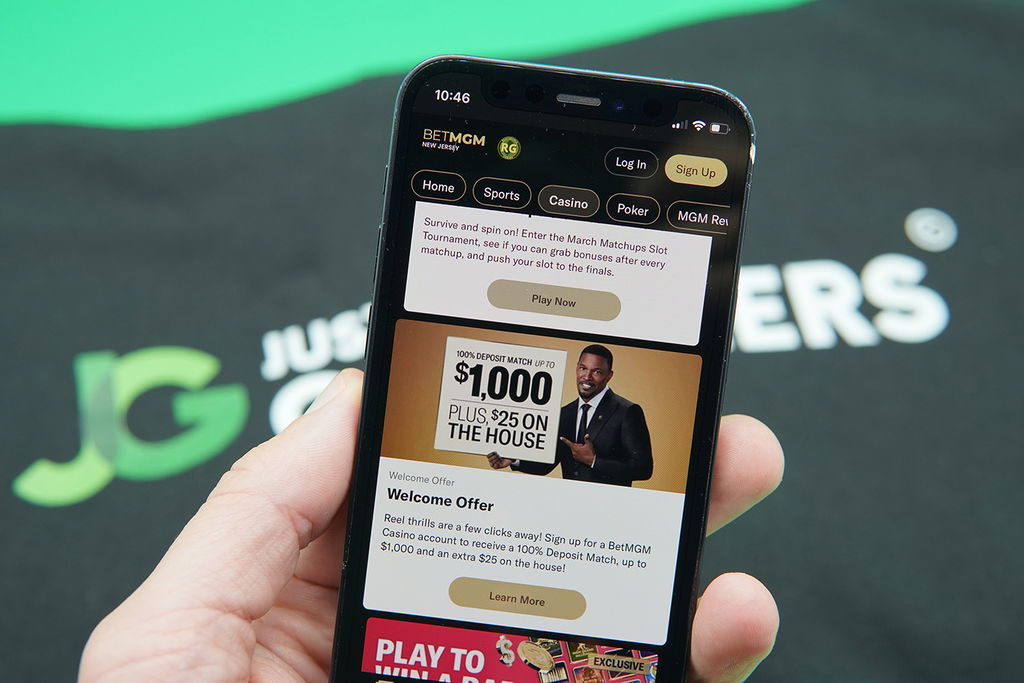 Photo of Patrik Lidin holding iPhone with BetMGM NJ welcome bonus loaded.