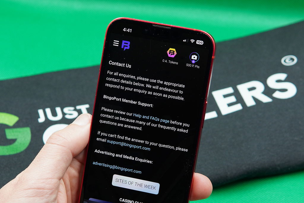 Patrik Lidin holding an iPhone while checking the Bingoport customer support.