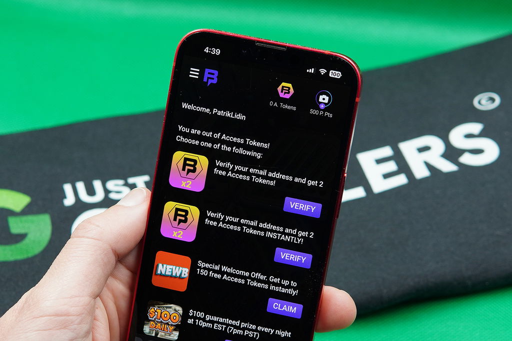 Photo of Patrik Lidin holding an iPhone to show how the Bingoport bingo site looks.