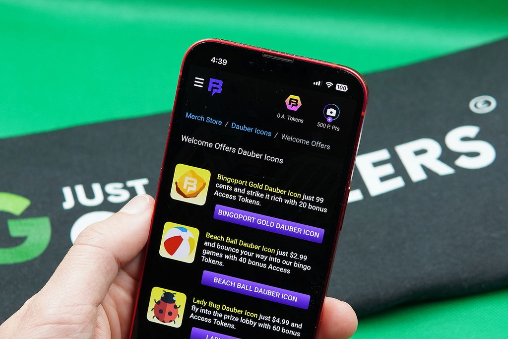 Patrik Lidin holding an iPhone with the Bingoport promotions page loaded on the webpage.