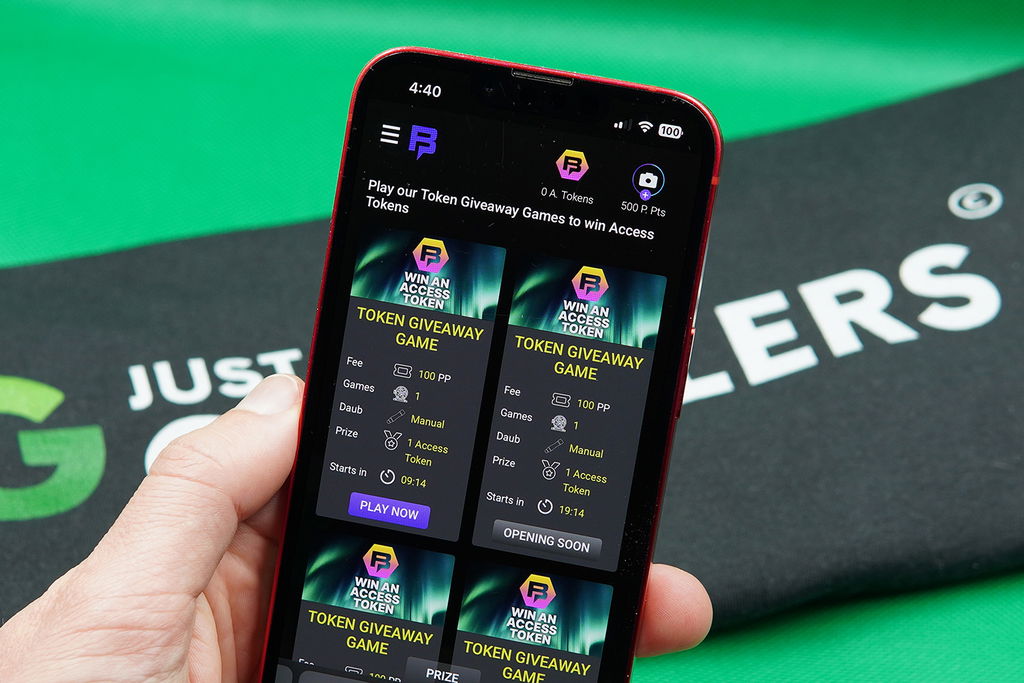 Photo of Patrik Lidin holding the Bingoport site to show it looks