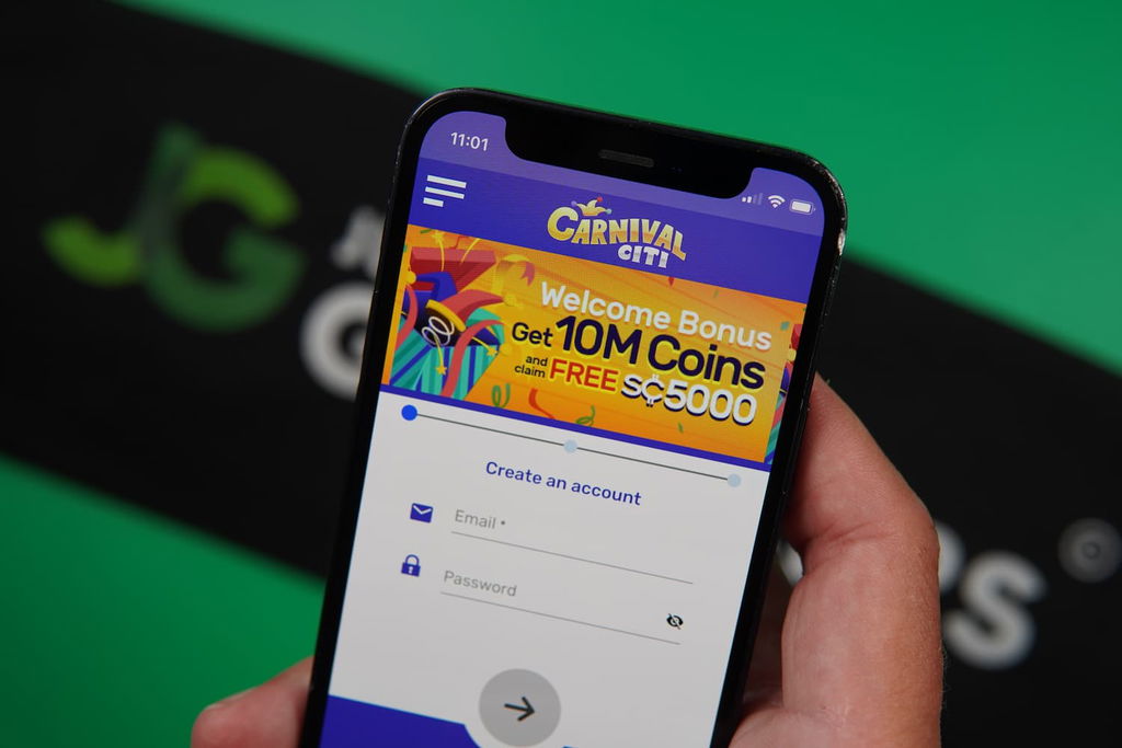 Patrik Lidin holding an iPhone with the Carnival Citi casino registration page loaded on the webpage.