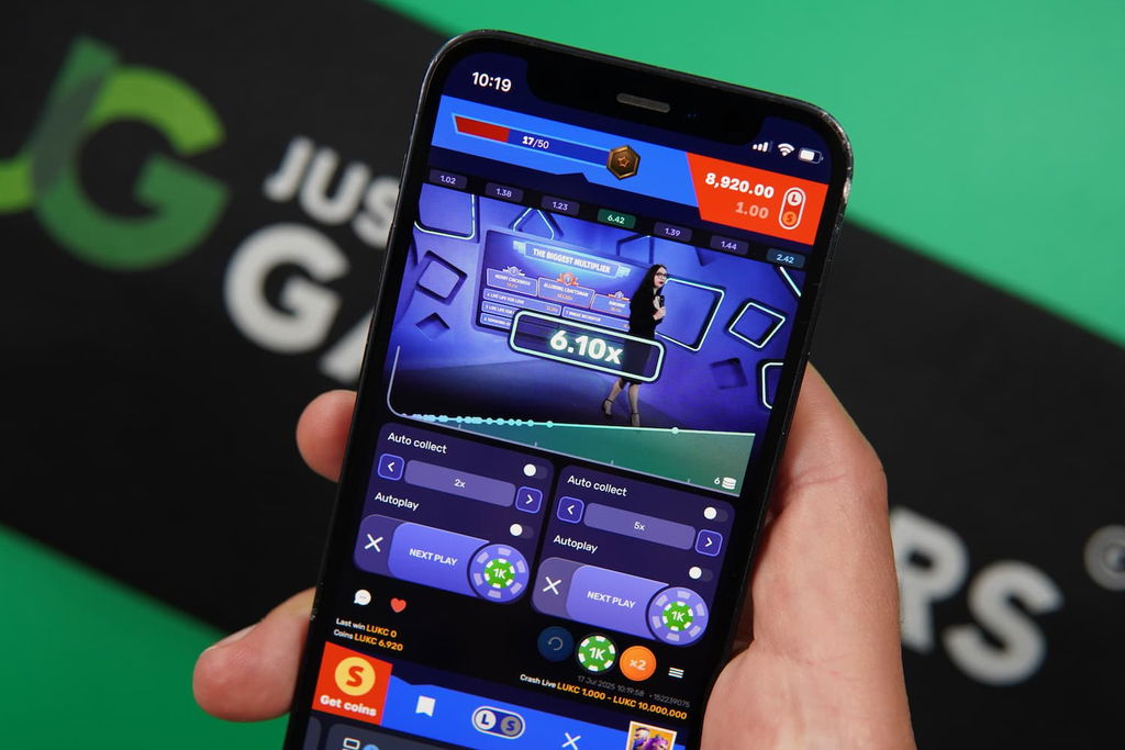 Patrik Lidin holding an iPhone with the Cazino casino in-game page loaded on the webpage.