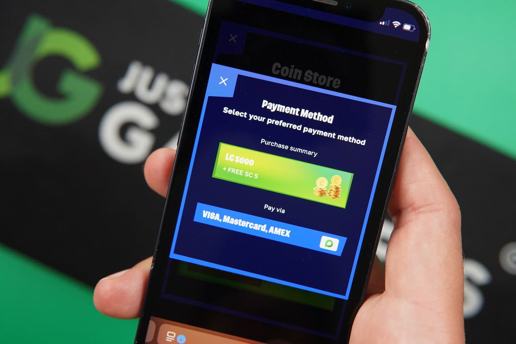 Patrik Lidin holding an iPhone with the Cazino casino payments page loaded on the webpage.