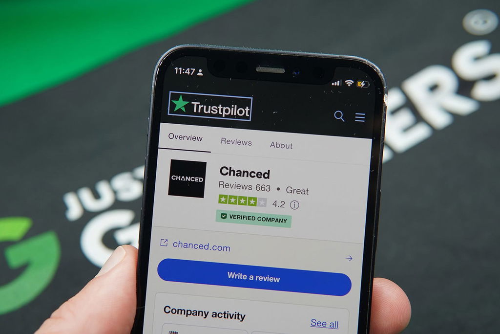 Patrik Lidin holding an iPhone showing Chanced Trustpilot rating.