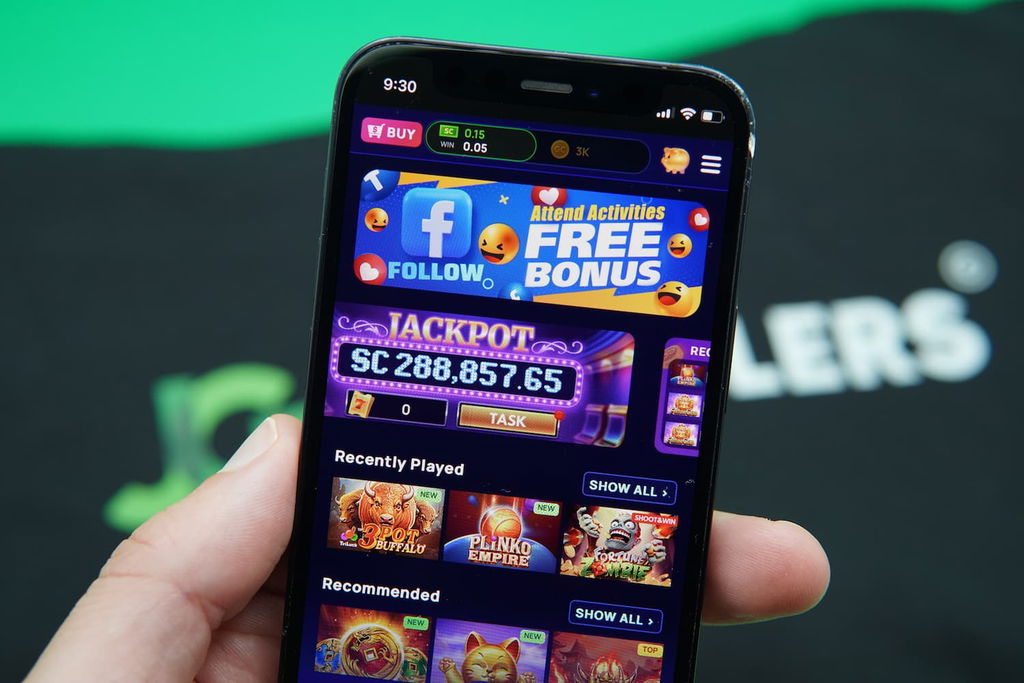 Patrik Lidin holding an iPhone with the Coolspin casino homepage loaded on the webpage.