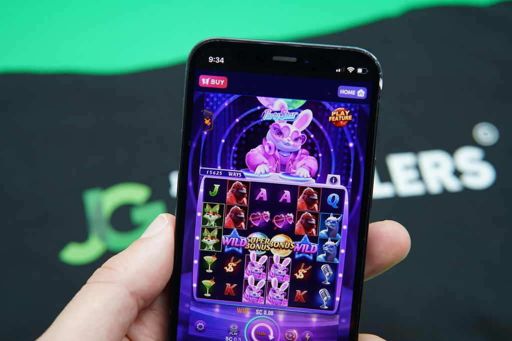 Patrik Lidin holding an iPhone with the Coolspin casino in-game mobile page loaded on the webpage.