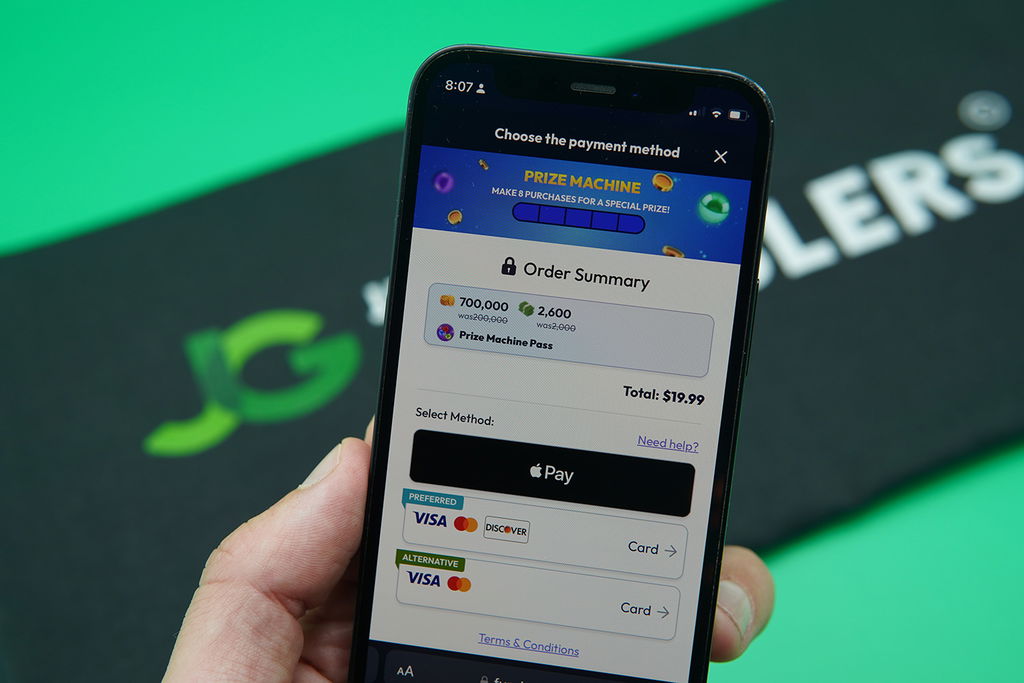 Patrik Lidin holding an iPhone when purchasing coins on Funrize casino.