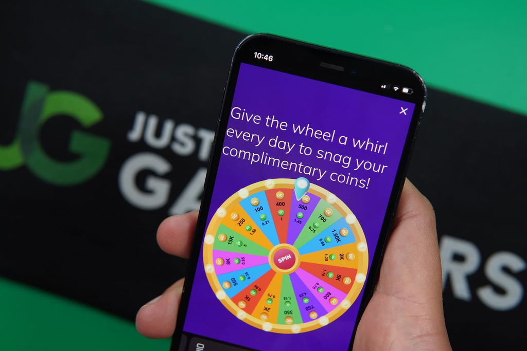 Patrik Lidin holding an iPhone with the GoldNLuck casino daily reward page loaded on the webpage.