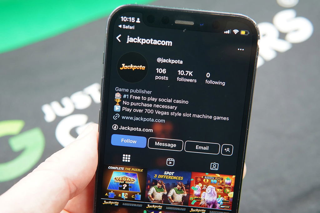 Patrik Lidin holding an iPhone with the Jackpota Instagram account.