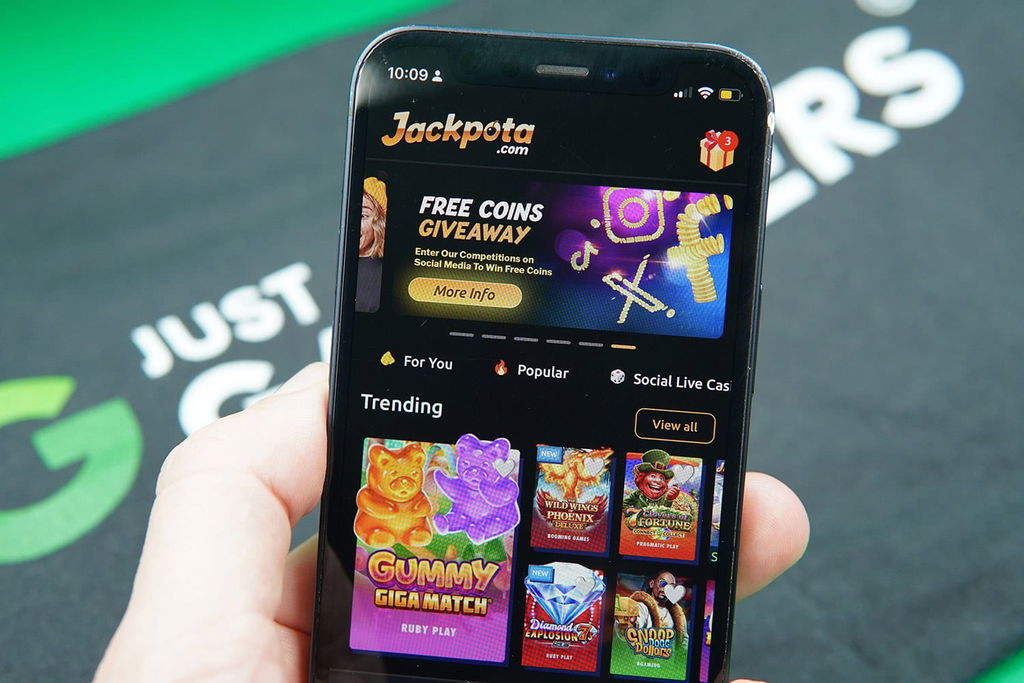 Photo of Patrik Lidin holding an iPhone to show how the Jackpota looks.