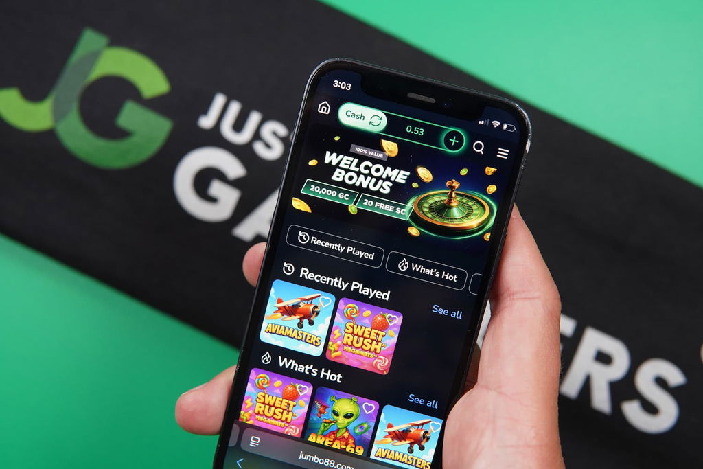 Patrik Lidin holding an iPhone with the Jumbo88 casino landing page loaded on the webpage.