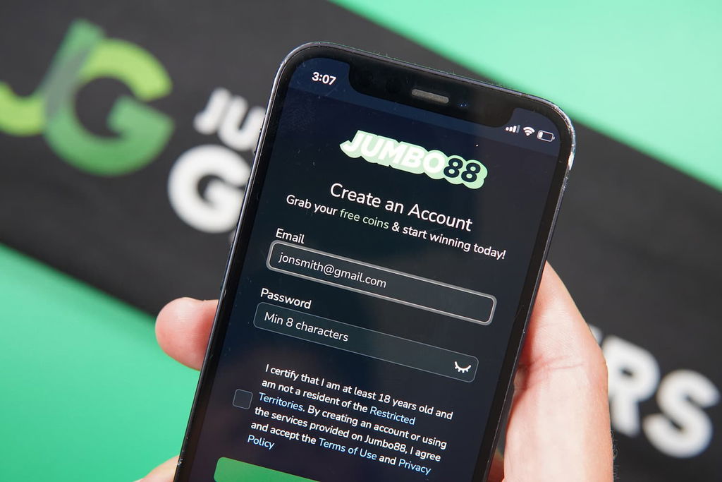 Patrik Lidin holding an iPhone with the Jumbo88 casino registration page loaded on the webpage.