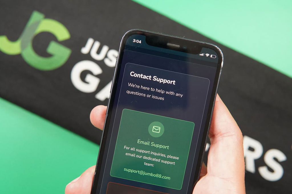 Patrik Lidin holding an iPhone with the Jumbo88 casino support page loaded on the webpage.