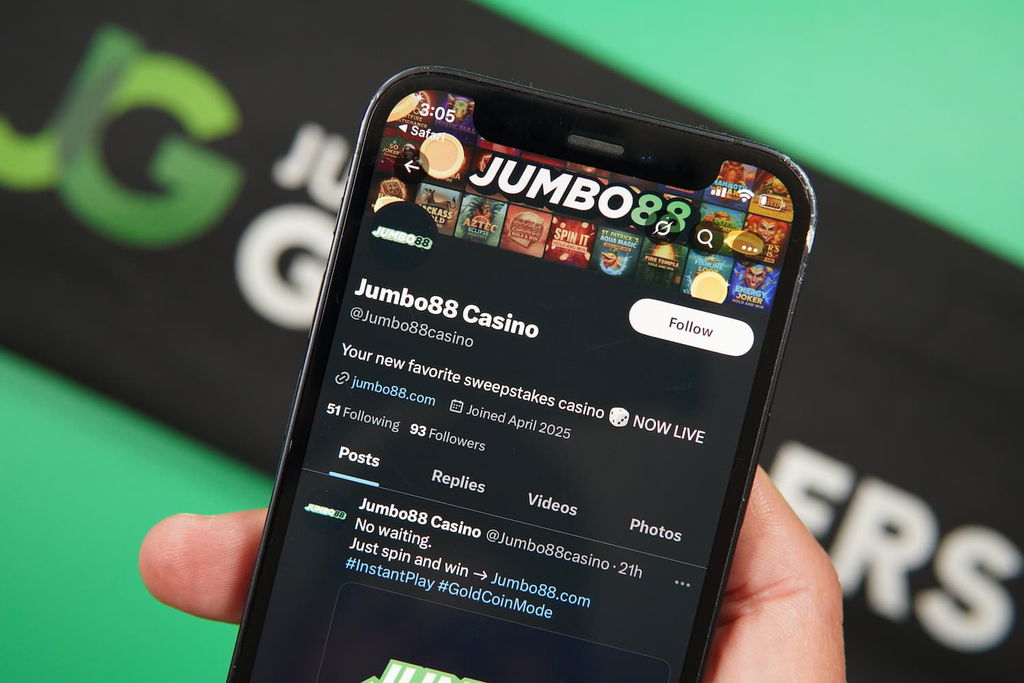 Patrik Lidin holding an iPhone with the Jumbo88 casino trust X page loaded on the webpage.