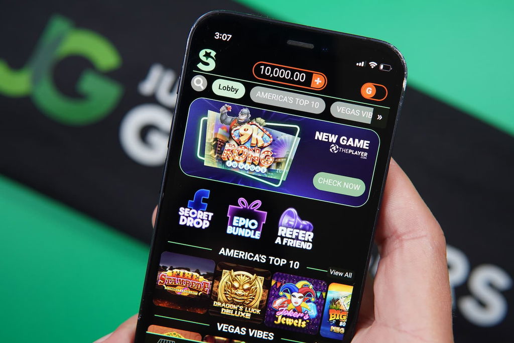 Patrik Lidin holding an iPhone with the LoneStar casino landing page loaded on the webpage.