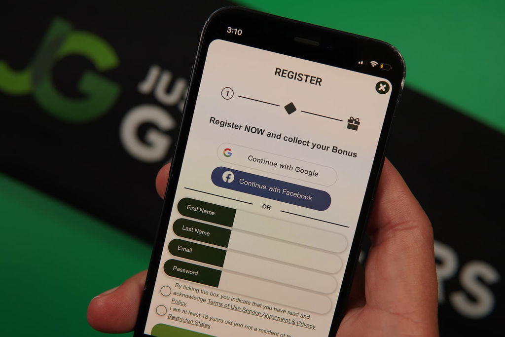 Patrik Lidin holding an iPhone with the LoneStar casino registration page loaded on the webpage.