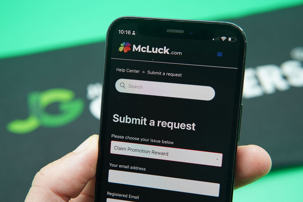 Patrik Lidin holding an iPhone while using the McLuck customer support.