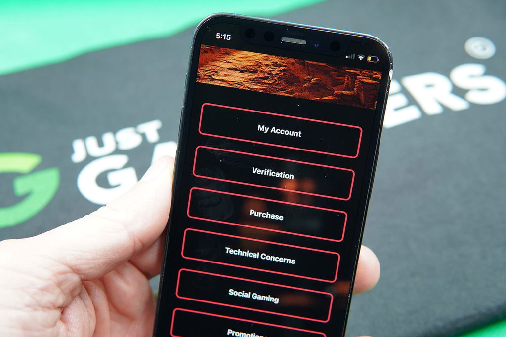 Patrik Lidin holding an iPhone while using the Mega Bonanza customer support.