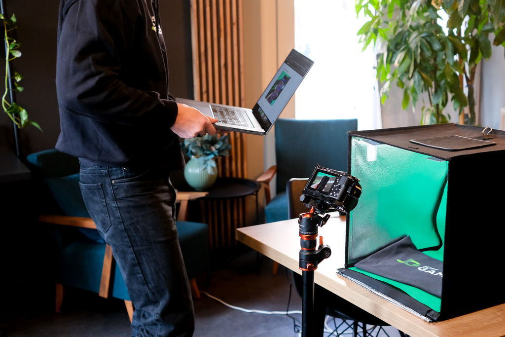 Photo of Patrik Lidin from JustGamblers working behind the scenes for Michigan