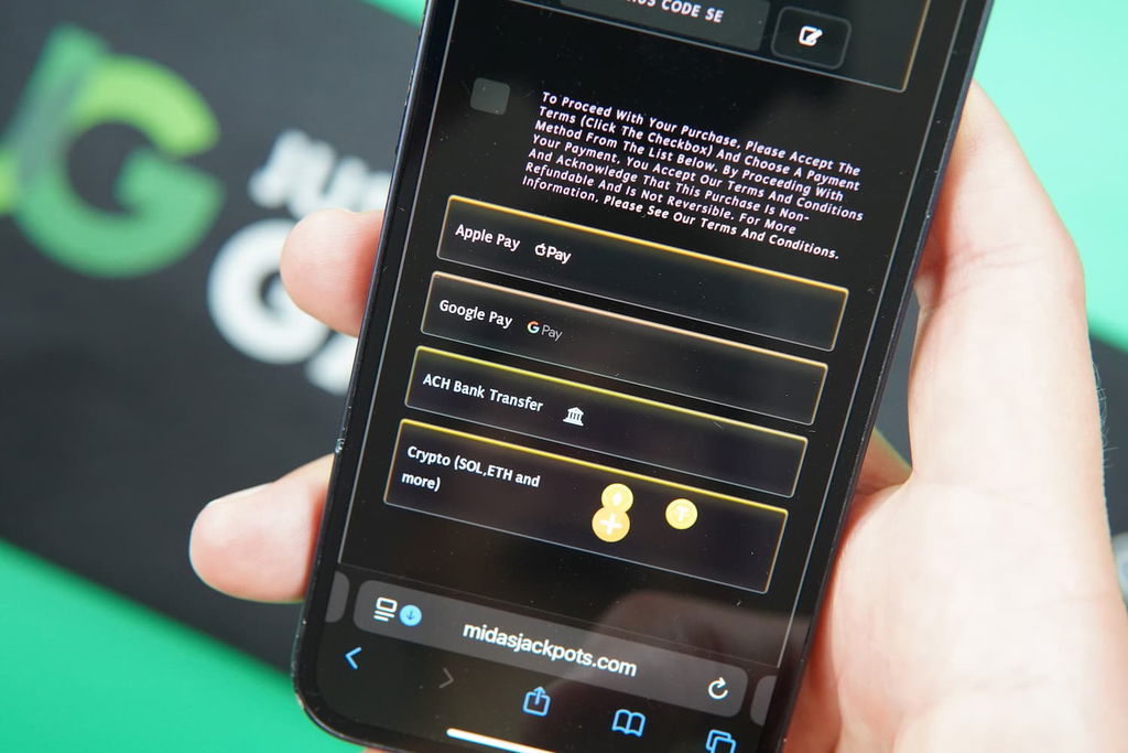 Patrik Lidin holding an iPhone with the Midas Jackpots casino payments page loaded on the webpage.