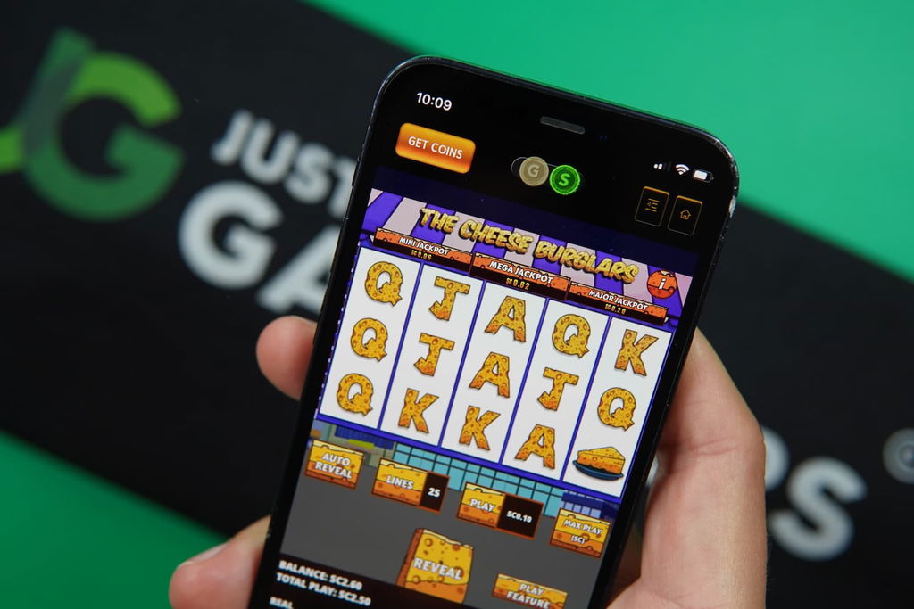 Patrik Lidin holding an iPhone with the Midas Jackpots casino game page loaded on the webpage.