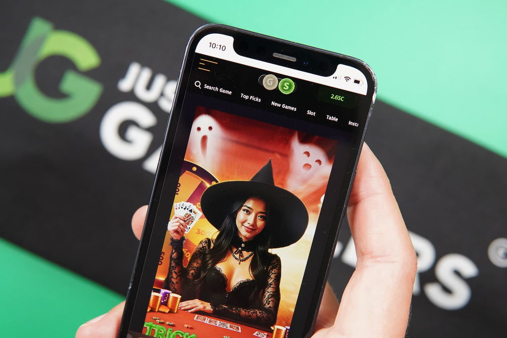 Patrik Lidin holding an iPhone with the Midas Jackpots casino landing page loaded on the webpage.