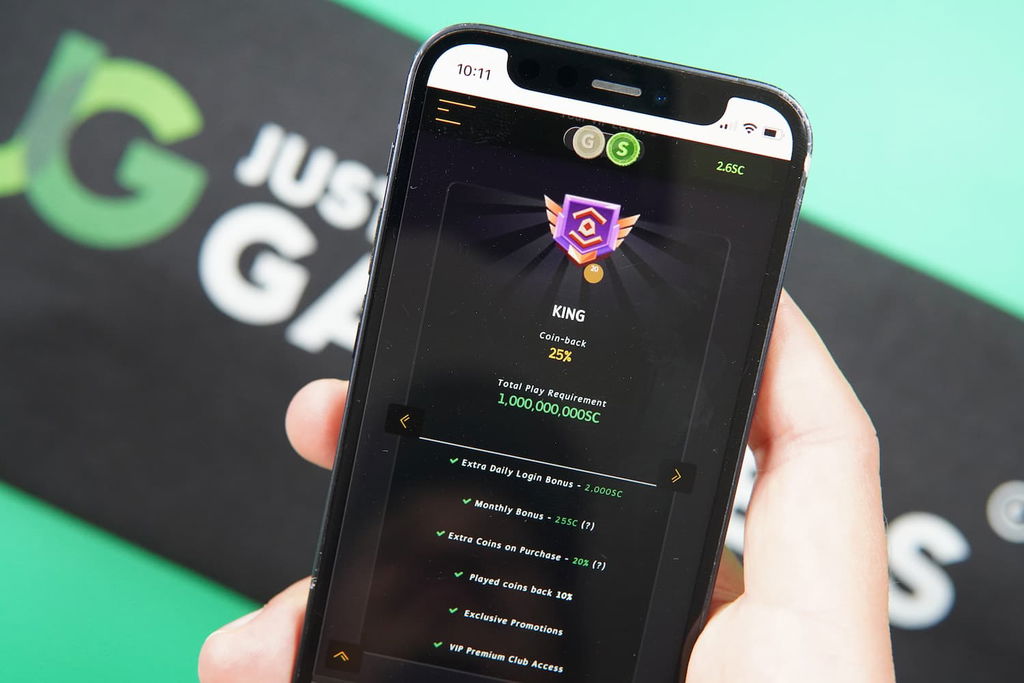 Patrik Lidin holding an iPhone with the Midas Jackpots casino VIP page loaded on the webpage.