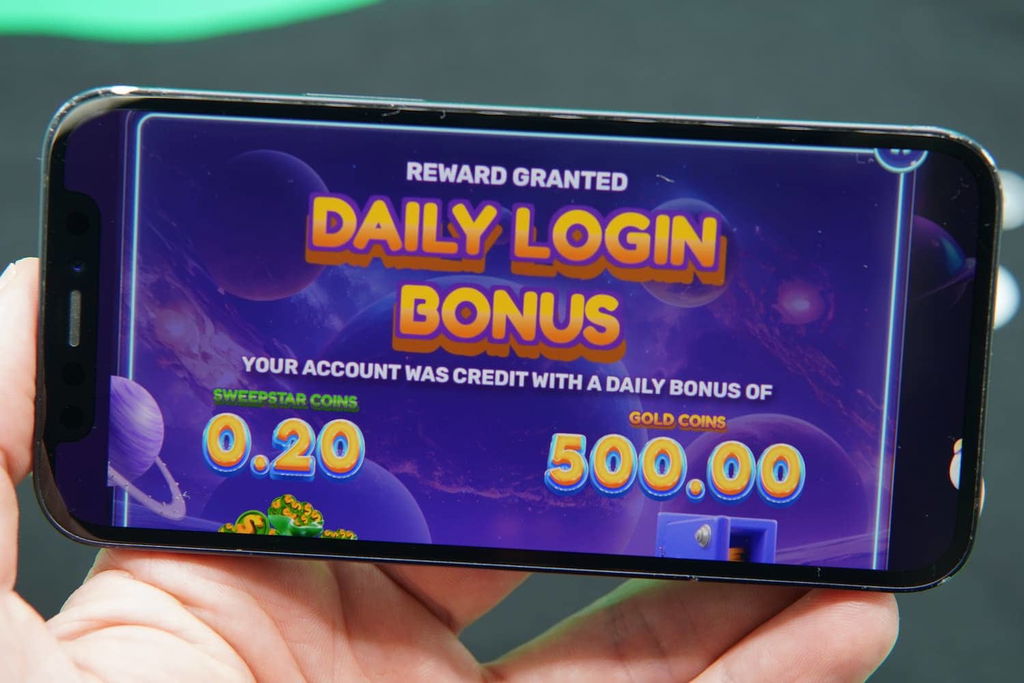 Patrik Lidin holding an iPhone with the Milky Star Slots casino promotions page loaded on the webpage.