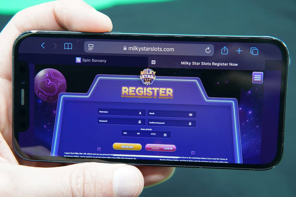 Patrik Lidin holding an iPhone with the Milky Star Slots casino registration page loaded on the webpage.