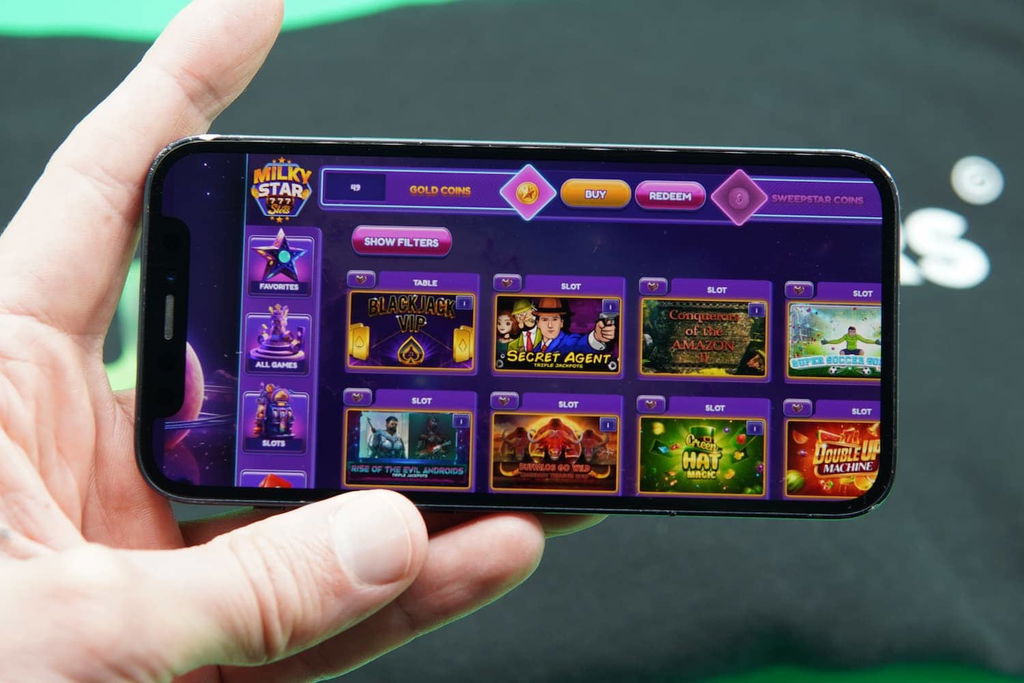 Patrik Lidin holding an iPhone with the Milky Star Slots casino landing page loaded on the webpage.