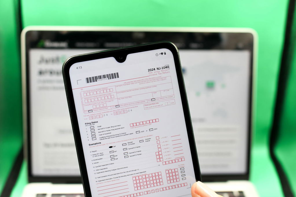 New Jersey online gambling tax guide: photo of the NJ-1040 tax form.