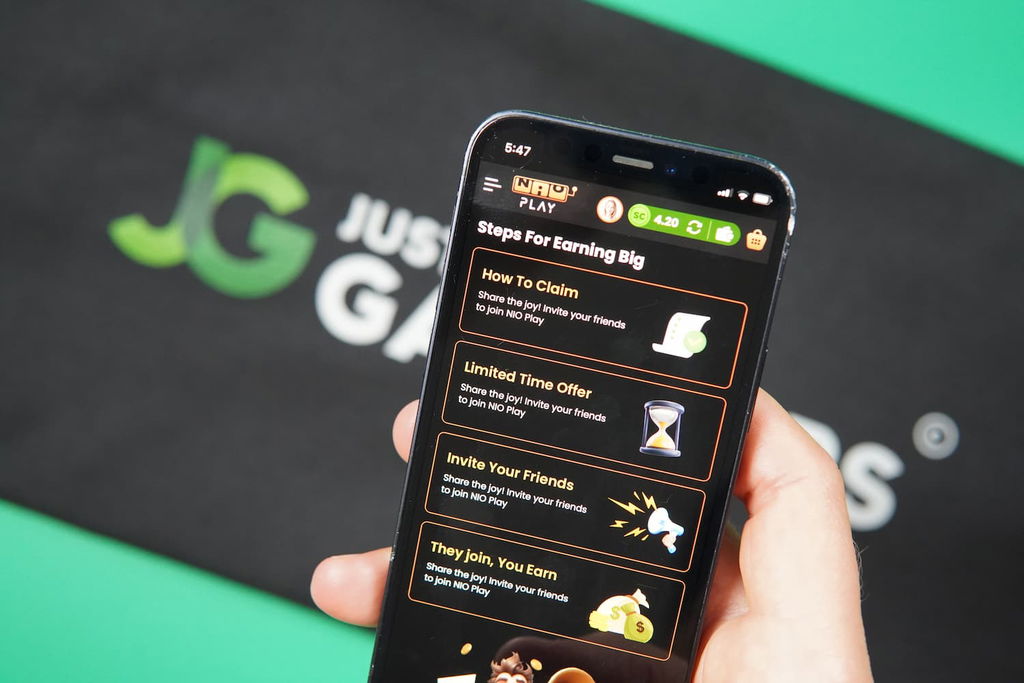 Patrik Lidin holding an iPhone with the Nioplay casino promotion page loaded on the webpage.