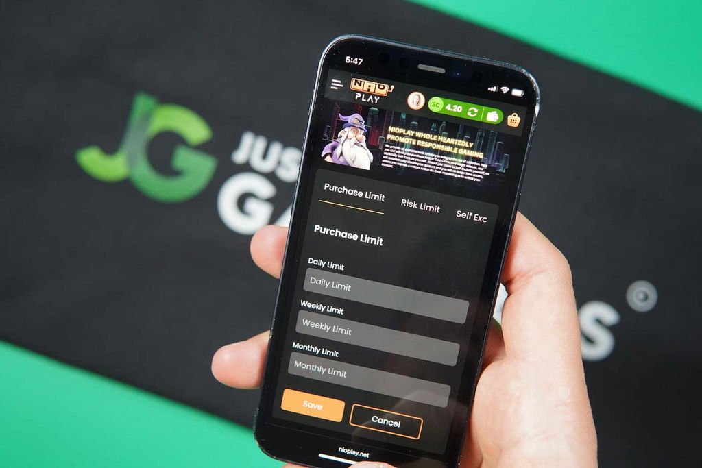 Patrik Lidin holding an iPhone with the Nioplay casino responsible gambling page loaded on the webpage.