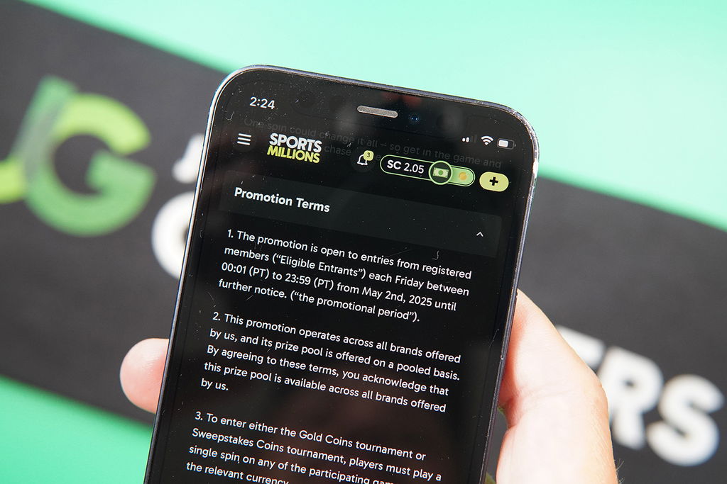 Patrik Lidin holding iPhone showing no deposit bonus terms and conditions.