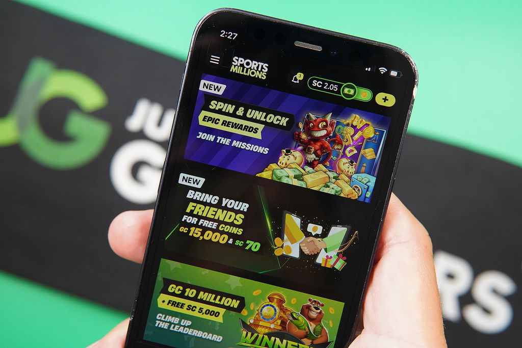 Photo of Patrik Lidin holding an iPhone showing list of no deposit promotions.