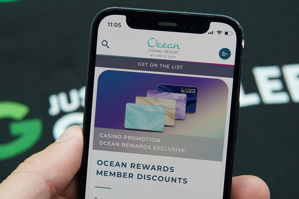 Photo of Patrik Lidin holding an iPhone with the Oceans Casino loyalty program loaded.