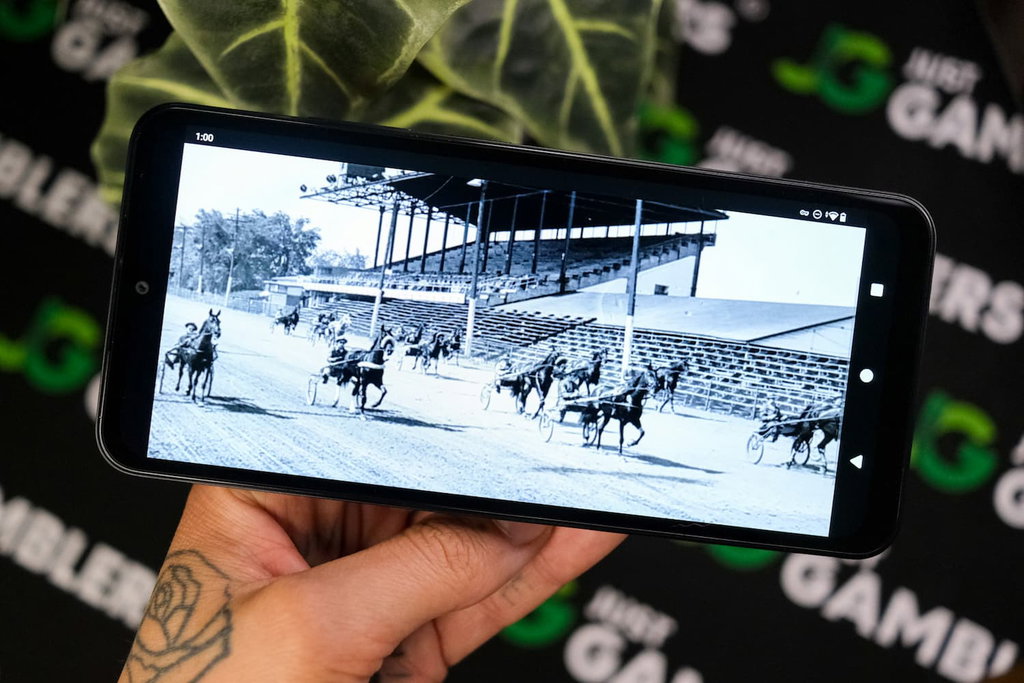 Photo of 1940s horse race that took place in Ohio.