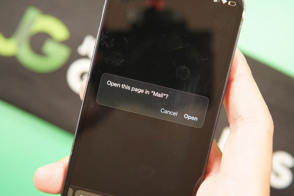 Patrik Lidin holding an iPhone with the Playnomic casino email page loaded on the webpage.