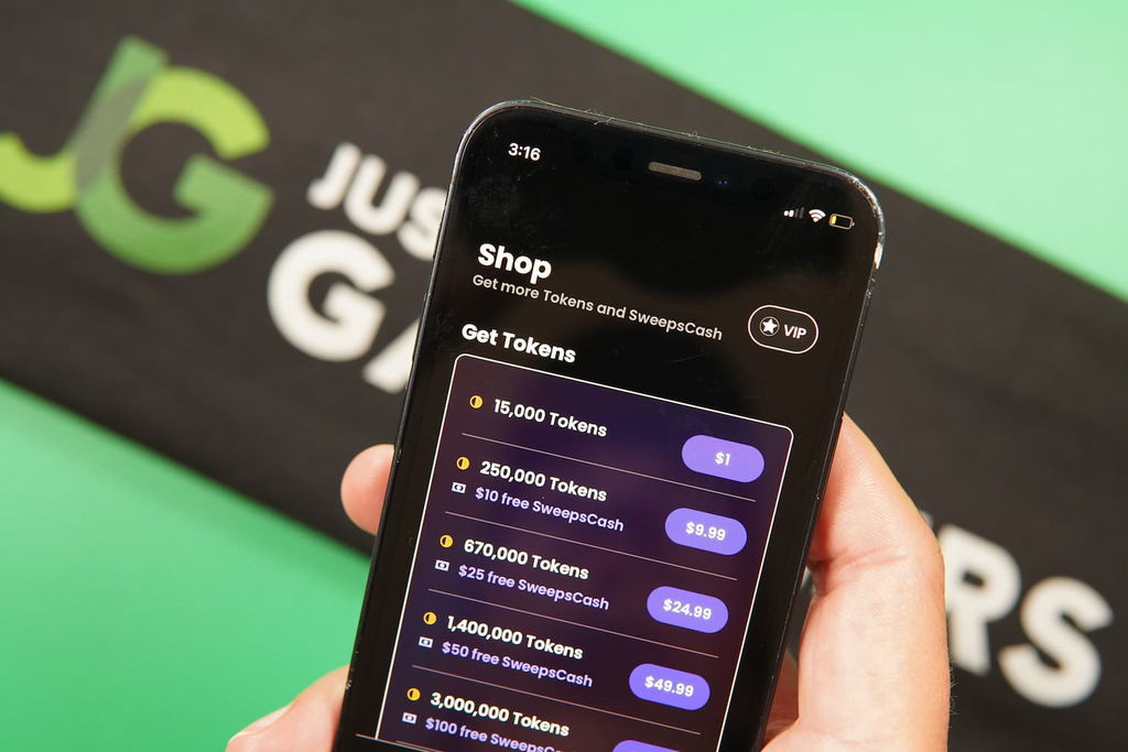 Patrik Lidin holding an iPhone with the Playnomic casino purchase page loaded on the webpage.