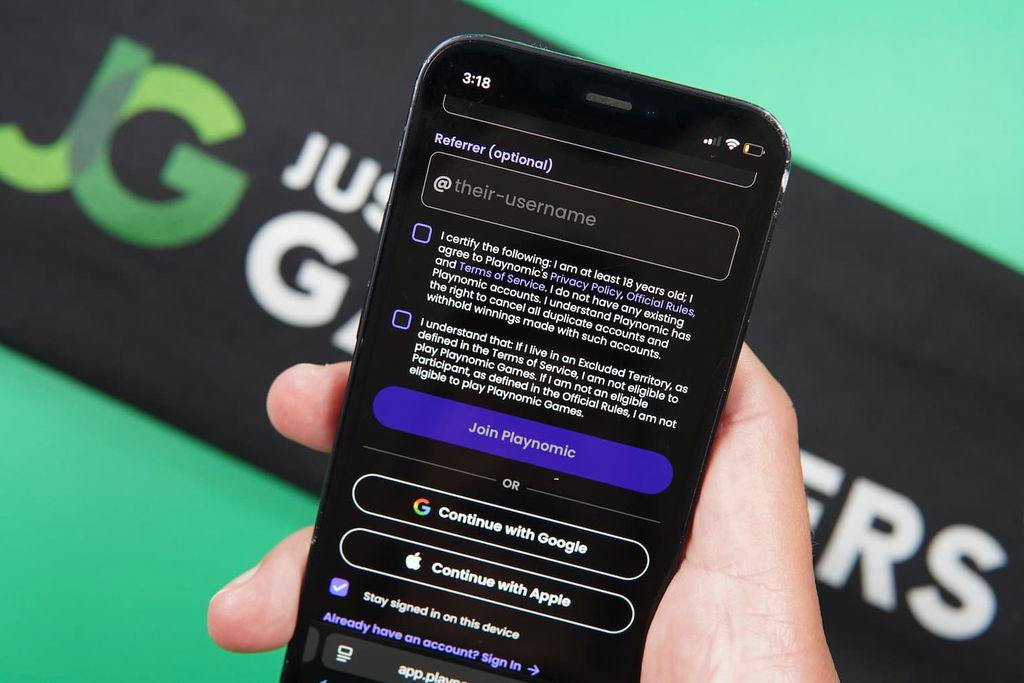 Patrik Lidin holding an iPhone with the Playnomic casino registration page loaded on the webpage.