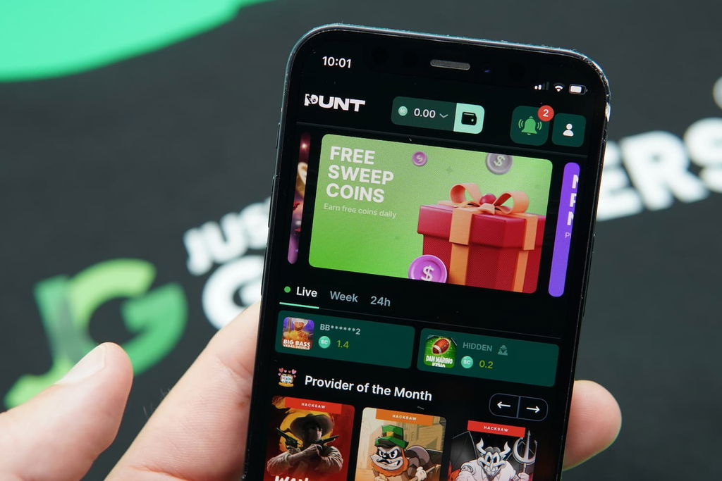 Patrik Lidin holding an iPhone with the Punt casino landing page loaded on the webpage.