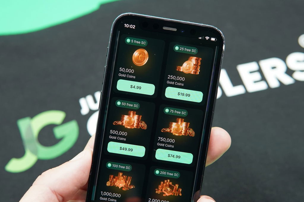 Patrik Lidin holding an iPhone with the Punt casino purchases page loaded on the webpage.
