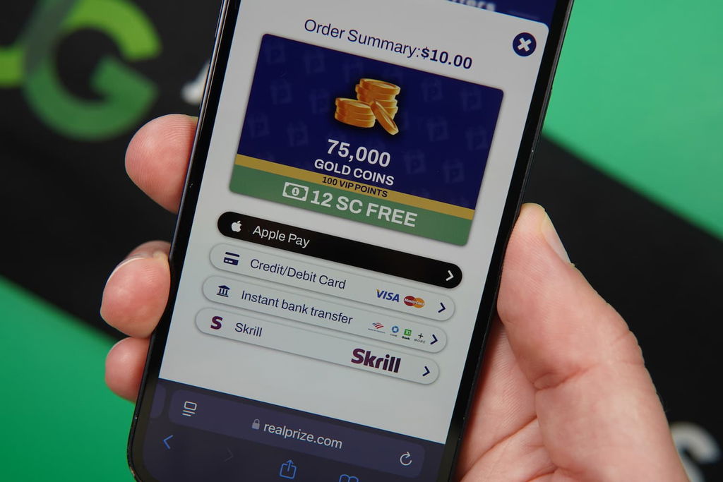 Patrik Lidin holding an iPhone with the RealPrize casino payment page loaded on the webpage.