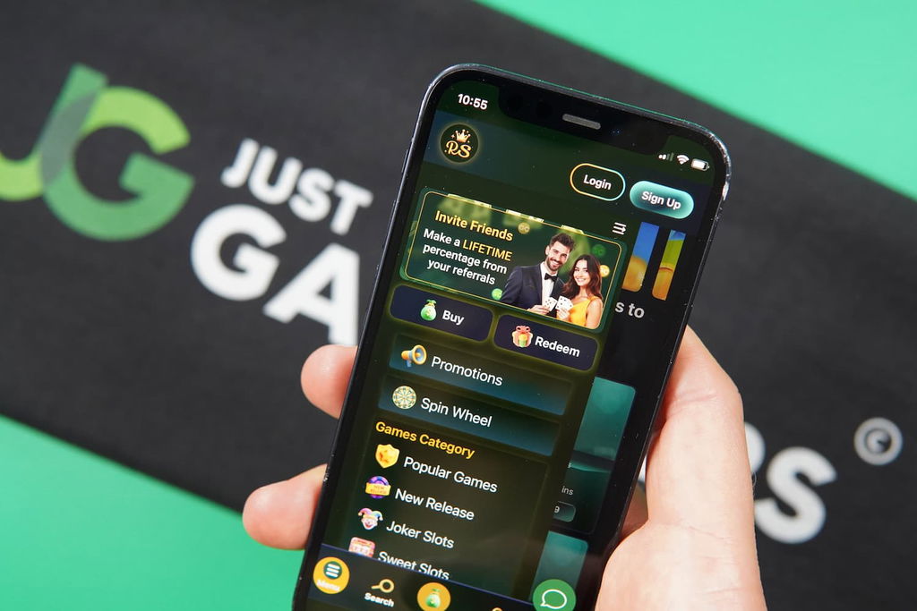 Patrik Lidin holding an iPhone with the RichSweeps casino menu page loaded on the webpage.